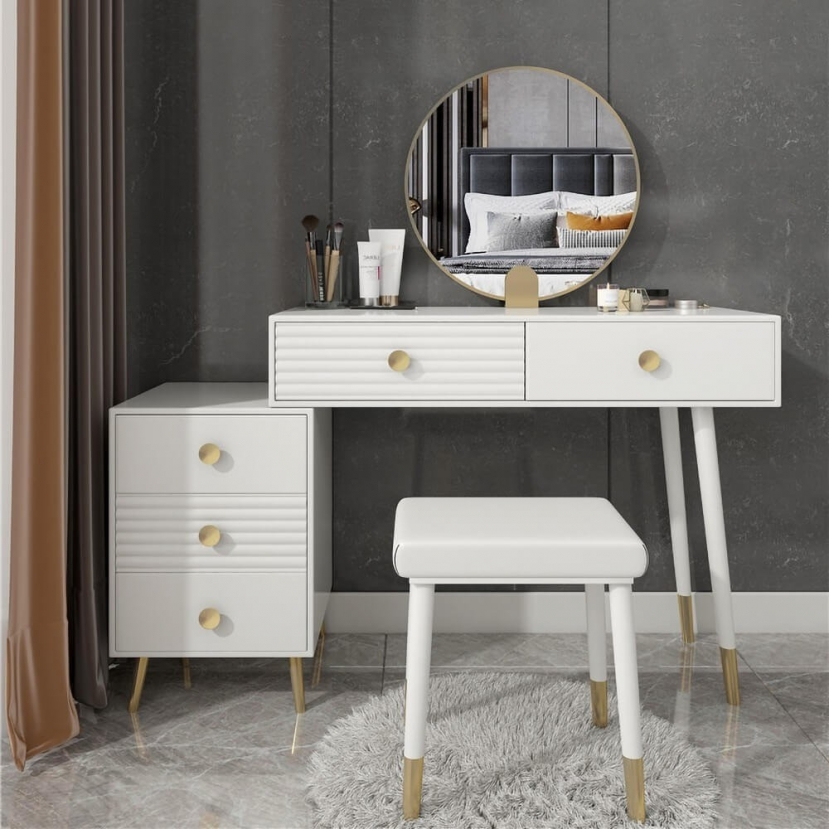Bàn trang điểm là bảo bối của người phụ nữ trong gia đình. Bàn trang điểm là bảo bối của người phụ nữ trong gia đình.
