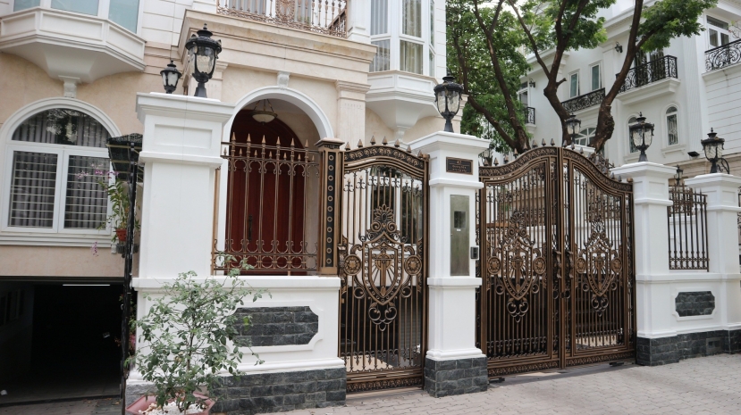 Cổng và ban công là nơi hút tài lộc của ngôi nhà. Cổng và ban công là nơi hút tài lộc của ngôi nhà.
