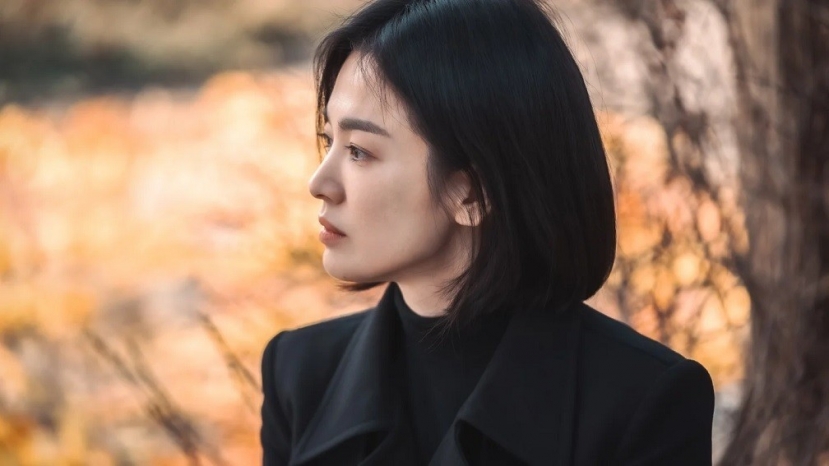 Song Hye Kyo vào vai Moon Dong Eun, một nạn nhân của bạo lực học đường. Song Hye Kyo vào vai Moon Dong Eun, một nạn nhân của bạo lực học đường.