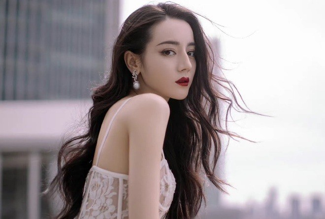 Địch Lệ Nhiệt Ba đã vắng bóng một thời gian khá dài kể từ sau khi tham gia Công Tố Tinh Anh. Địch Lệ Nhiệt Ba đã vắng bóng một thời gian khá dài kể từ sau khi tham gia Công Tố Tinh Anh.