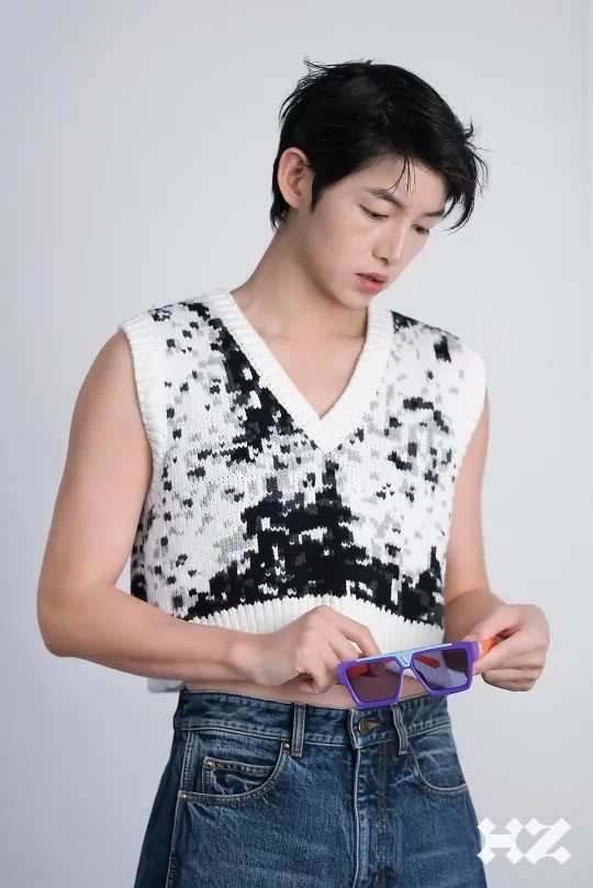 Là Song Joong Ki mới có thể cân được bộ đồ này. Là Song Joong Ki mới có thể cân được bộ đồ này.