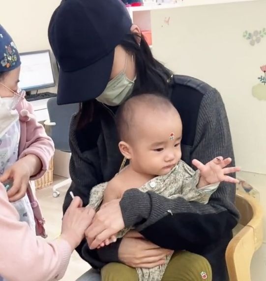 Nhiều người lo sợ cô bé bị mắc một căn bệnh bẩm sinh. Nhiều người lo sợ cô bé bị mắc một căn bệnh bẩm sinh.