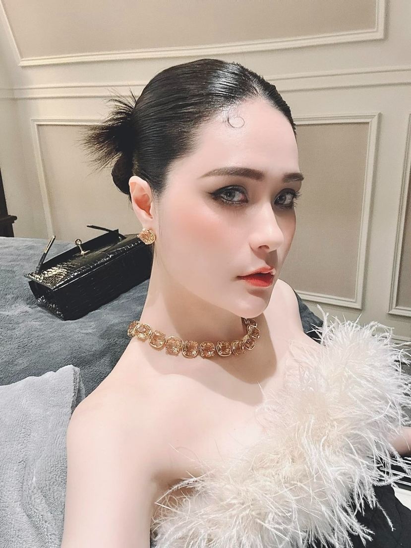 Tạo hình toát ra mùi tiền của nữ đại gia quận 7. Ảnh: FBNV Tạo hình toát ra mùi tiền của nữ đại gia quận 7. Ảnh: FBNV
