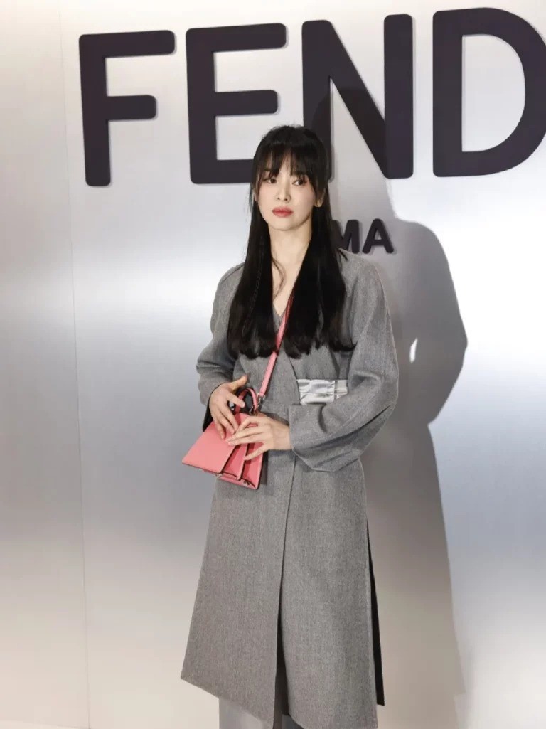Song Hye Kyo thì bị đồn hẹn hò với idol Cha Eun Woo kém cô 16 tuổi. Song Hye Kyo thì bị đồn hẹn hò với idol Cha Eun Woo kém cô 16 tuổi.