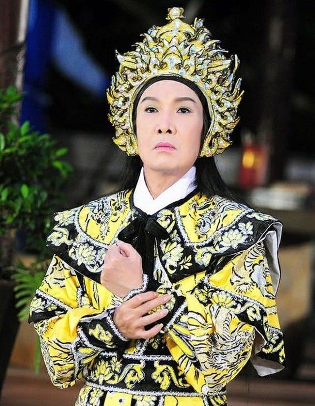 Với những đóng góp và tài năng của mình, nghệ sĩ Vũ Linh được mệnh danh 'ông hoàng cải lương'. Với những đóng góp và tài năng của mình, nghệ sĩ Vũ Linh được mệnh danh 'ông hoàng cải lương'.