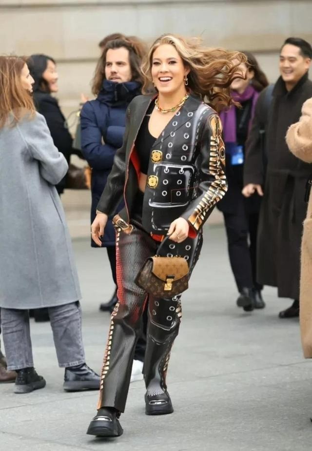 Cốc Ái Lăng gây ngỡ ngàng khi xuất hiện tại Paris Fashion Show năm nay. Cốc Ái Lăng gây ngỡ ngàng khi xuất hiện tại Paris Fashion Show năm nay.