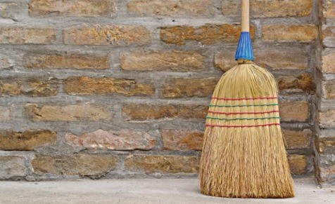 Đặt cây chổi sau cổng thì công việc của bạn rất thuận lợi, sẽ tìm được cơ hội thể hiện bản thân. Ảnh minh họa: Internet Đặt cây chổi sau cổng thì công việc của bạn rất thuận lợi, sẽ tìm được cơ hội thể hiện bản thân. Ảnh minh họa: Internet