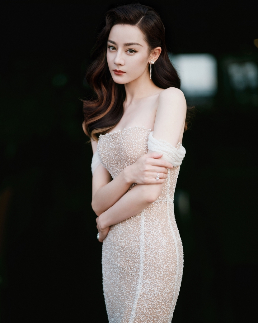 Vóc dáng này đưa Địch Lệ Nhiệt Ba lọt top những mỹ nhân có body 'khét' nhất Cbiz. Vóc dáng này đưa Địch Lệ Nhiệt Ba lọt top những mỹ nhân có body 'khét' nhất Cbiz.