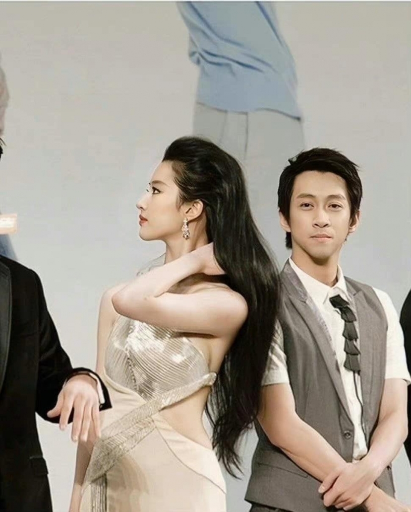 Mái tóc đen, dài như thương hiệu của 'thần tiên tỷ tỷ'. Mái tóc đen, dài như thương hiệu của 'thần tiên tỷ tỷ'.