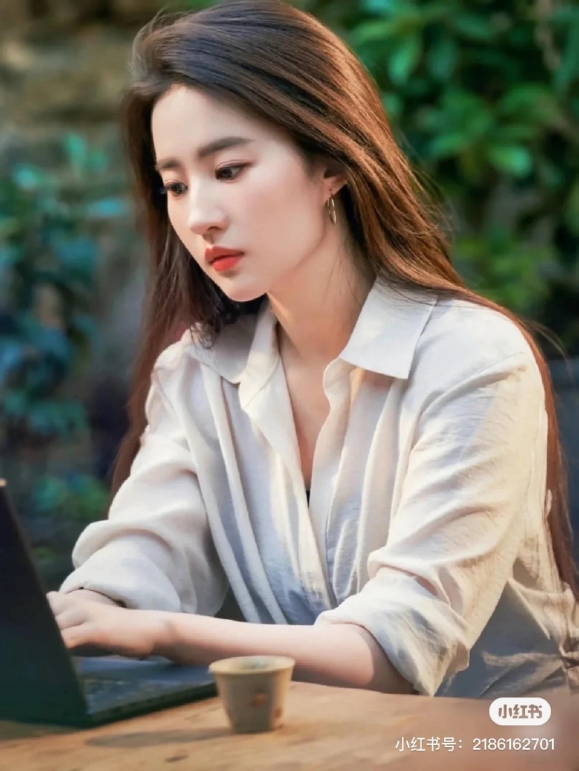 Tạo hình nhân vật mới nhất chính là Hứa Hồng Đậu trong Đi Đến Nơi Có Gió. Mái tóc của Lưu Diệc Phi trong phim vừa thanh tao, nhẹ nhàng lại cổ điển. Tạo hình nhân vật mới nhất chính là Hứa Hồng Đậu trong Đi Đến Nơi Có Gió. Mái tóc của Lưu Diệc Phi trong phim vừa thanh tao, nhẹ nhàng lại cổ điển.
