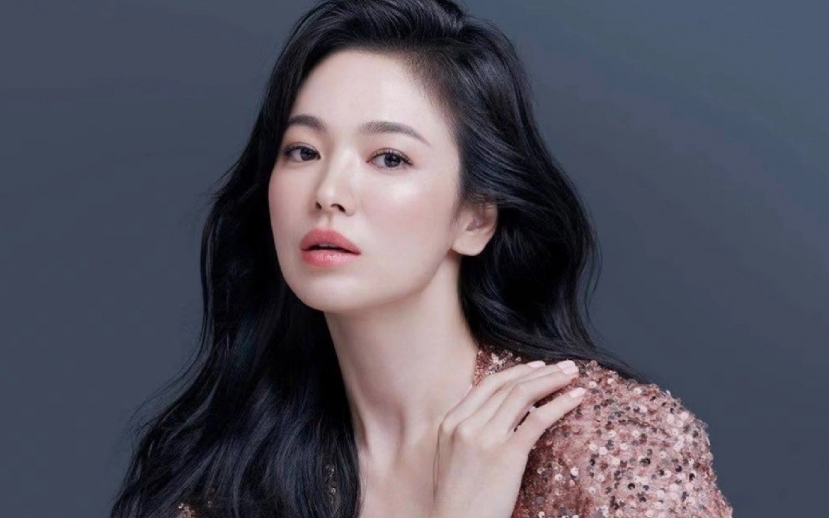 Song Hye Kyo đứng ở vị trí thứ 2, thua đàn em chỉ 1 điểm thập phân. Song Hye Kyo đứng ở vị trí thứ 2, thua đàn em chỉ 1 điểm thập phân.
