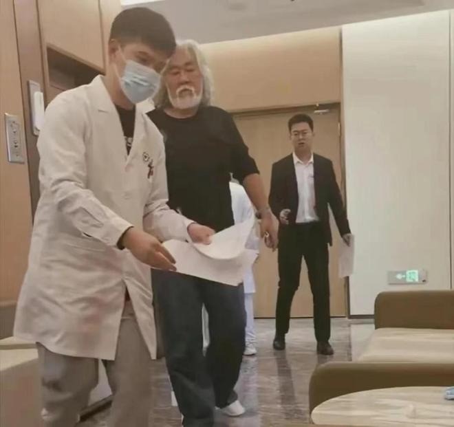 Trương Kỷ Trung xuất hiện tại bệnh viện để tiêm thuốc kéo dài sự sống. Trương Kỷ Trung xuất hiện tại bệnh viện để tiêm thuốc kéo dài sự sống.