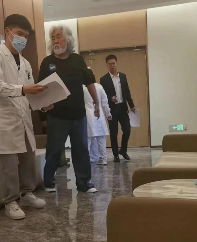 Diện mạo già nua, xuống sức của ông khiến nhiều người chú ý. Diện mạo già nua, xuống sức của ông khiến nhiều người chú ý.