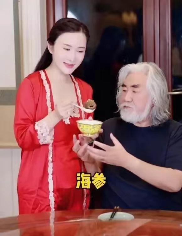 Đỗ Tinh Lâm thường xuyên bồi bổ cho chồng, từng khiến Trương Kỷ Trung chảy máu mũi, phải nhập viện. Đỗ Tinh Lâm thường xuyên bồi bổ cho chồng, từng khiến Trương Kỷ Trung chảy máu mũi, phải nhập viện.