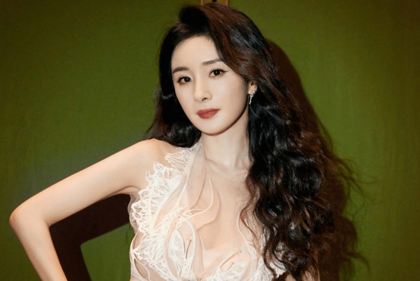 Dương Mịch rất dũng cảm khi hé lộ luật ngầm của giới giải trí Hoa ngữ. Dương Mịch rất dũng cảm khi hé lộ luật ngầm của giới giải trí Hoa ngữ.