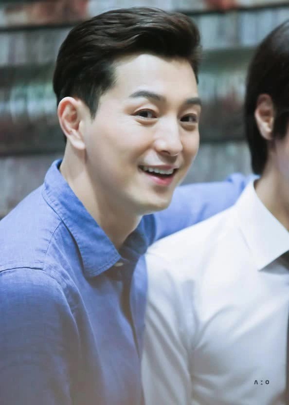 Diện mạo của Jung Sung Il gần như không biến đổi quá nhiều theo thời gian. Diện mạo của Jung Sung Il gần như không biến đổi quá nhiều theo thời gian.