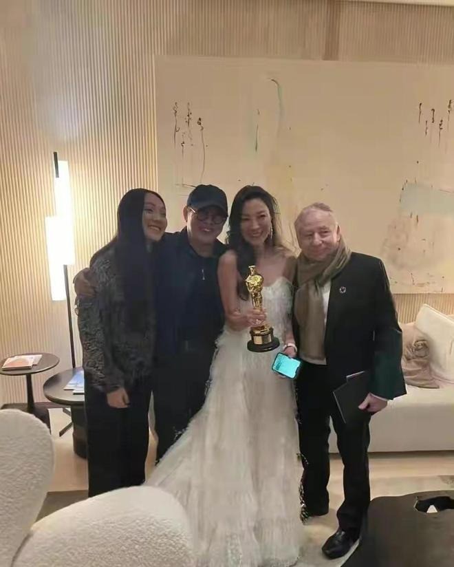 Lý Liên Kiệt cùng con gái đến chúc mừng Dương Tử Quỳnh đoạt giải Oscar. Lý Liên Kiệt cùng con gái đến chúc mừng Dương Tử Quỳnh đoạt giải Oscar.