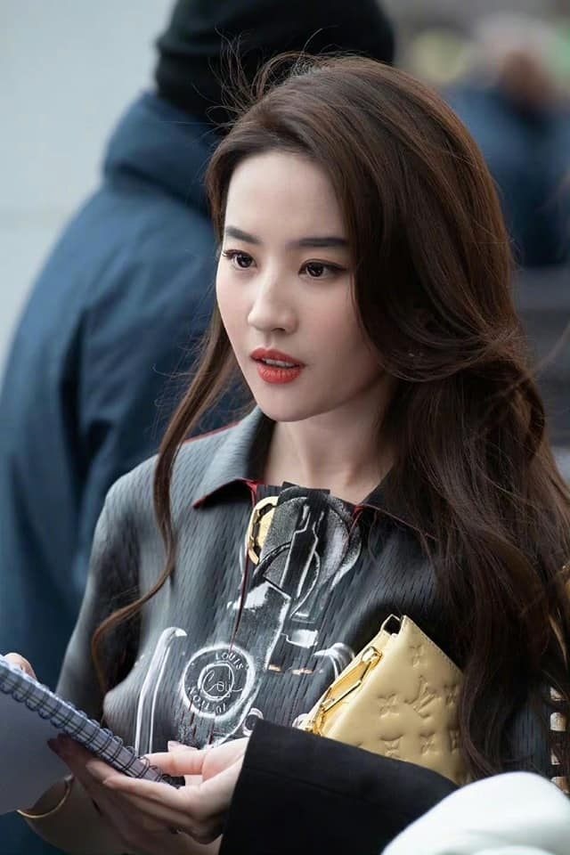 Và tất nhiên, không thể so sánh với Lưu Diệc Phi. Và tất nhiên, không thể so sánh với Lưu Diệc Phi.