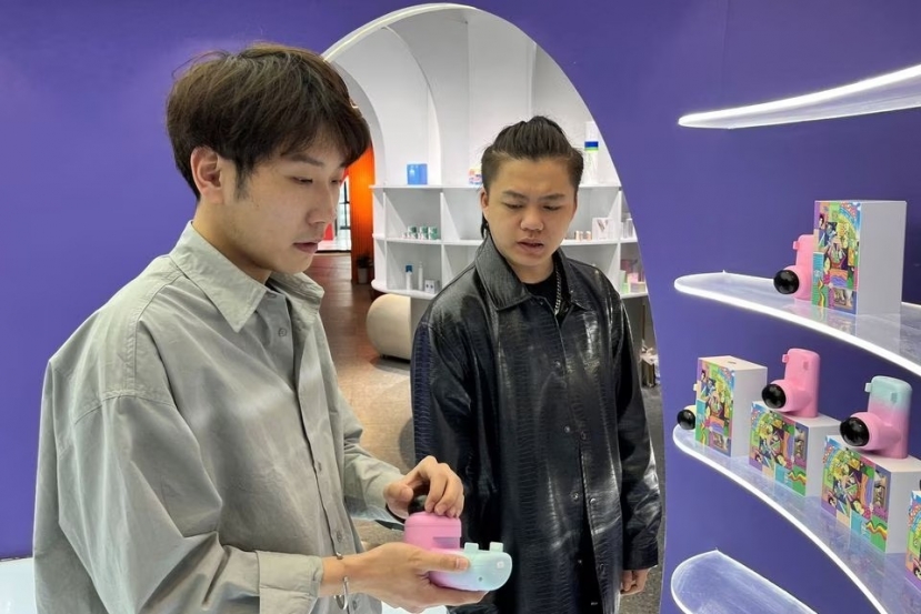 Hơn 3.000 máy hôn và nhận được khoảng 20.000 đơn đặt hàng. Ảnh: Reuters Hơn 3.000 máy hôn và nhận được khoảng 20.000 đơn đặt hàng. Ảnh: Reuters