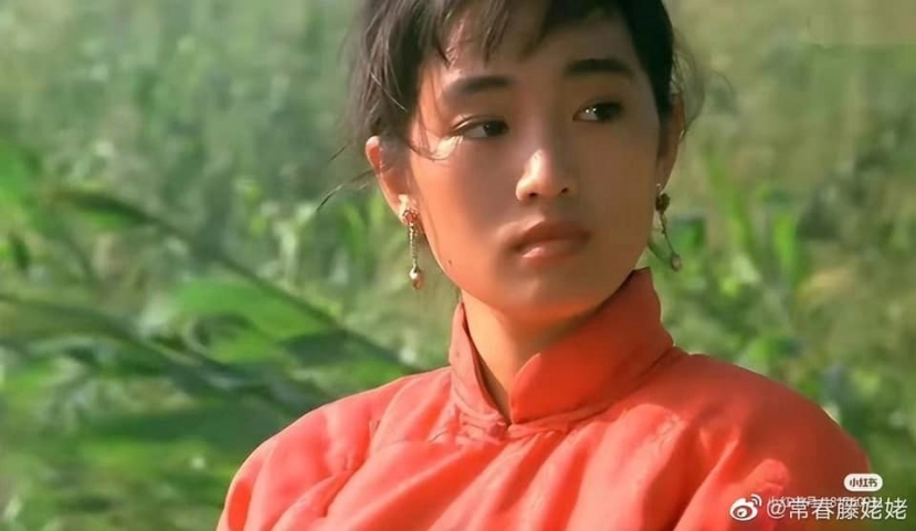 Còn đây là tạo hình phụ nữ nông thôn của Củng Lợi trong Cao Lương Đỏ. Làn da của nhân vật rám nắng nhưng vẫn khỏe khoắn, ửng hồng, đầy sức sống của người nông thôn. Còn đây là tạo hình phụ nữ nông thôn của Củng Lợi trong Cao Lương Đỏ. Làn da của nhân vật rám nắng nhưng vẫn khỏe khoắn, ửng hồng, đầy sức sống của người nông thôn.