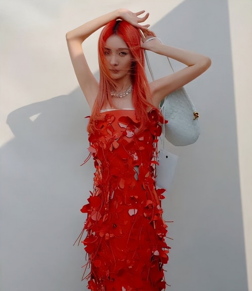 Dương Mịch với tạo hình táo bạo mới nhất trên bìa tạp chí. Dương Mịch với tạo hình táo bạo mới nhất trên bìa tạp chí.