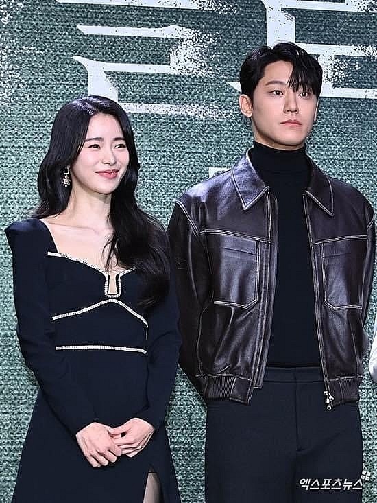 Tại buổi họp báo, dù cố che giấu nhưng Lee Do Hyun vẫn dành cho Lim Ji Yeon những ánh nhìn ấm áp. Tại buổi họp báo, dù cố che giấu nhưng Lee Do Hyun vẫn dành cho Lim Ji Yeon những ánh nhìn ấm áp.