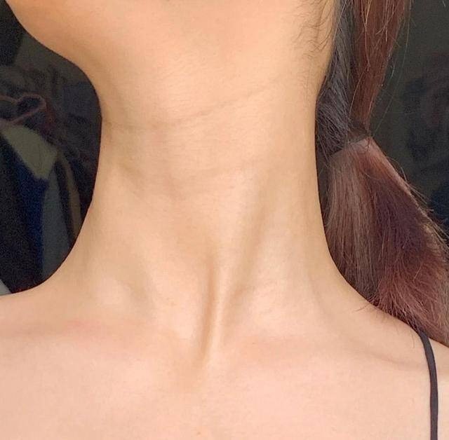 Nếu cổ của người phụ nữ không cân đối, quá dài thì điều đó có nghĩa cô ấy sẽ gặp nhiều khó khăn, thất bại trong sự nghiệp. Ảnh minh họa: Internet Nếu cổ của người phụ nữ không cân đối, quá dài thì điều đó có nghĩa cô ấy sẽ gặp nhiều khó khăn, thất bại trong sự nghiệp. Ảnh minh họa: Internet