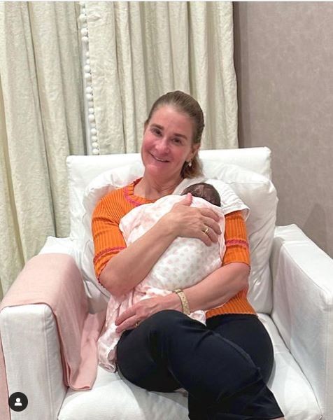 Bà ngoại Melinda hạnh phúc khi được ôm cháu ngoại vào lòng, không quên nhớ tới ngày con gái còn thơ bé. Ảnh: IGNV Bà ngoại Melinda hạnh phúc khi được ôm cháu ngoại vào lòng, không quên nhớ tới ngày con gái còn thơ bé. Ảnh: IGNV