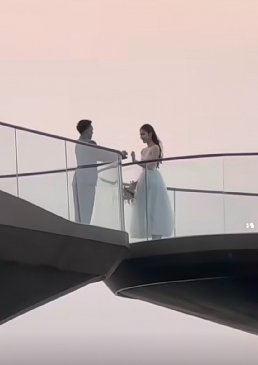 Khoảnh khắc Á hậu Phương Anh được bạn trai cầu hôn đã nhận được vô số lời chúc từ cộng đồng mạng. Ảnh chụp màn hình Khoảnh khắc Á hậu Phương Anh được bạn trai cầu hôn đã nhận được vô số lời chúc từ cộng đồng mạng. Ảnh chụp màn hình