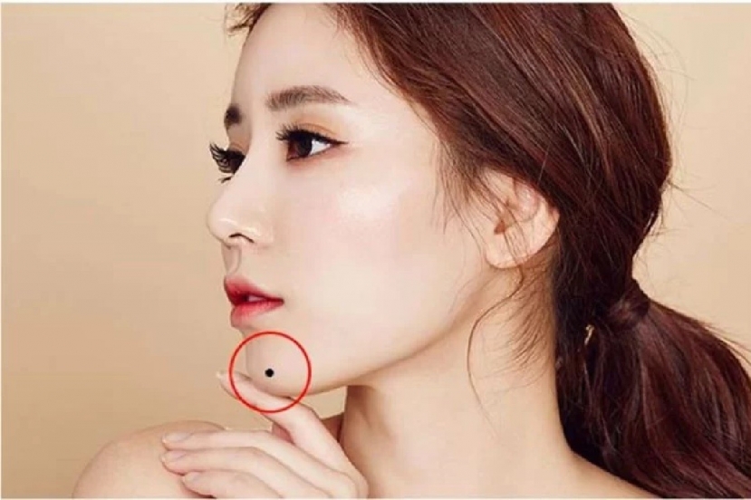 Phụ nữ mà có nốt ruồi ở cằm trái thì có nhiều đất đai, vượng phu ích tử. Ảnh minh họa: Internet Phụ nữ mà có nốt ruồi ở cằm trái thì có nhiều đất đai, vượng phu ích tử. Ảnh minh họa: Internet