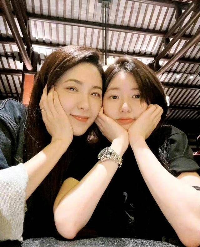 Để mặt mộc, hai 'mẹ con' Triệu Lộ Tư, Tăng Lê trông như hai chị em. Để mặt mộc, hai 'mẹ con' Triệu Lộ Tư, Tăng Lê trông như hai chị em.