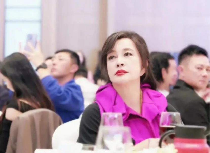 Gương mặt gần như không nếp nhăn, trắng mịn khiến nhiều cô gái trẻ còn phải ao ước. Gương mặt gần như không nếp nhăn, trắng mịn khiến nhiều cô gái trẻ còn phải ao ước.