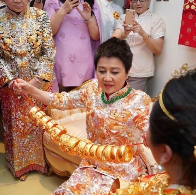 Tuy nhiên, đám cưới này lại bị CDM mỉa mai là màu mè, như nhà giàu mới nổi. Tuy nhiên, đám cưới này lại bị CDM mỉa mai là màu mè, như nhà giàu mới nổi.