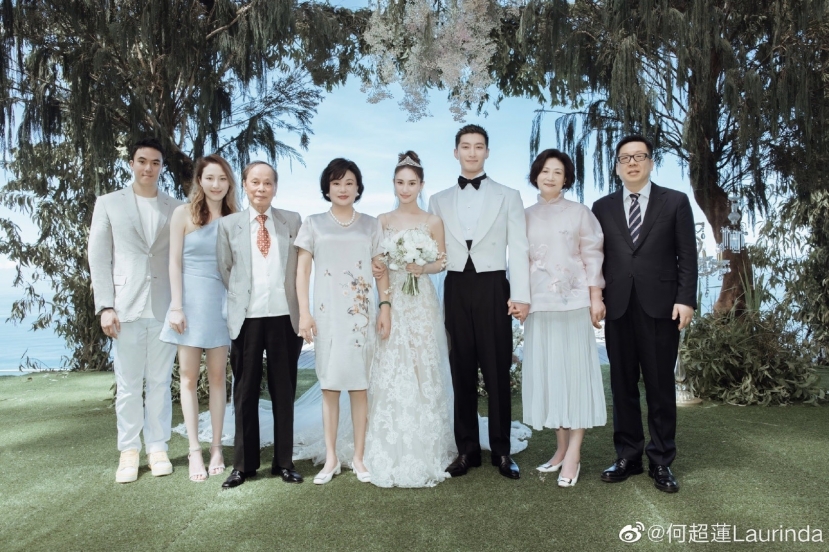 Đám cưới của Hà Siêu Liên và Đậu Kiêu thì hiện đại, sang trọng. Đám cưới của Hà Siêu Liên và Đậu Kiêu thì hiện đại, sang trọng.