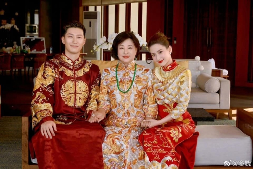Vợ chồng Đậu Kiêu, Hà Siêu Liên chụp ảnh cùng bà ba của 'ông trùm sòng bạc'. Vợ chồng Đậu Kiêu, Hà Siêu Liên chụp ảnh cùng bà ba của 'ông trùm sòng bạc'.