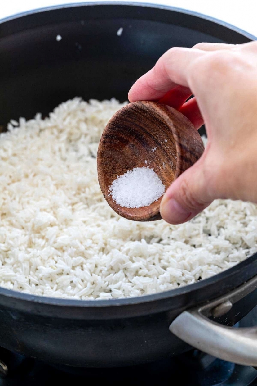 Ngoài ra, bạn có thể bỏ muối vào gạo khi nấu cơm để tăng thêm hương vị cho cơm. Ảnh minh họa: Internet