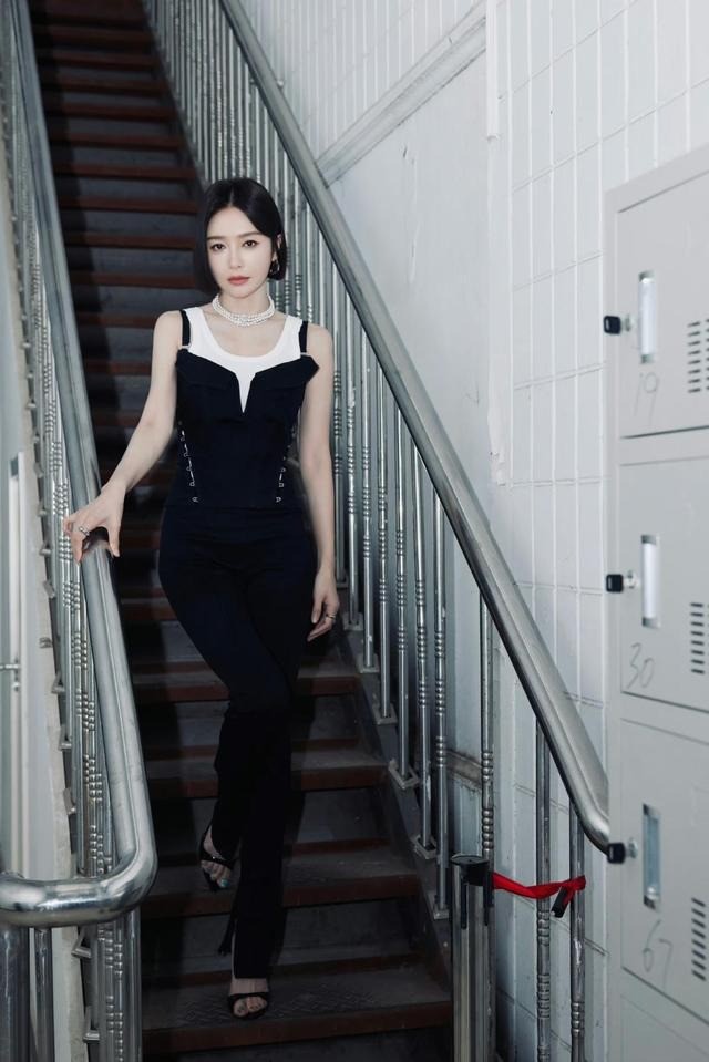 Hay như trong ảnh này, Tần Lam phối jumpsuit đen với áo sát nách trắng, trông vừa trẻ trung lại vừa tôn dáng. Hay như trong ảnh này, Tần Lam phối jumpsuit đen với áo sát nách trắng, trông vừa trẻ trung lại vừa tôn dáng.