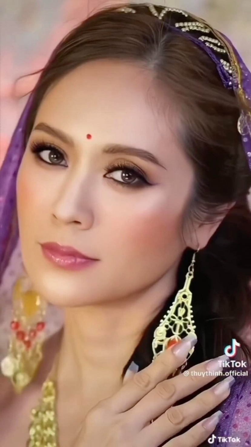 Lớp make up của Thanh Thúy còn khá nhẹ nhàng, nếu được đầu tư kỹ hơn nữa thì chắc chắn còn xuất sắc hơn. Lớp make up của Thanh Thúy còn khá nhẹ nhàng, nếu được đầu tư kỹ hơn nữa thì chắc chắn còn xuất sắc hơn.