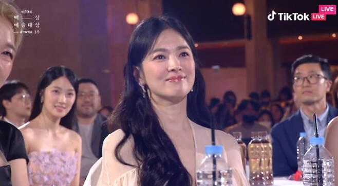Song Hye Kyo giành giải nữ diễn viên chính xuất sắc nhất cho vai diễn Moon Dong Eun trong The Glory. Song Hye Kyo giành giải nữ diễn viên chính xuất sắc nhất cho vai diễn Moon Dong Eun trong The Glory.