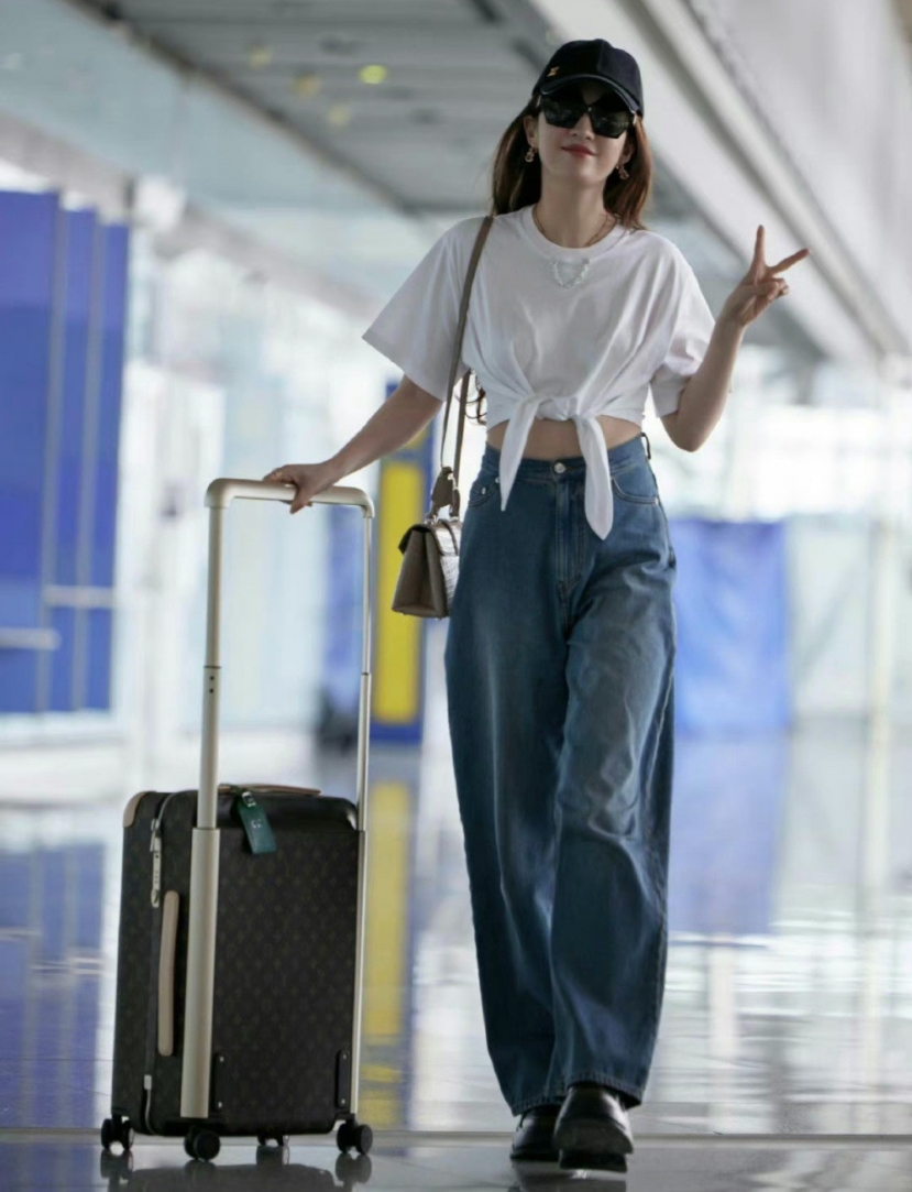 Outfit ra sân bay lần này của Lưu Diệc Phi được khen ngợi trẻ trung, tinh tế, khoe vòng 2 thon gọn. Outfit ra sân bay lần này của Lưu Diệc Phi được khen ngợi trẻ trung, tinh tế, khoe vòng 2 thon gọn.