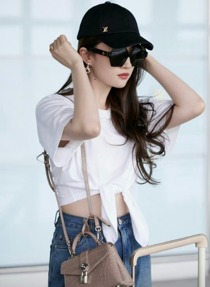 Mặc dù set đồ đơn giản nhưng giá tiền lại không đơn giản chút nào. Mặc dù set đồ đơn giản nhưng giá tiền lại không đơn giản chút nào.