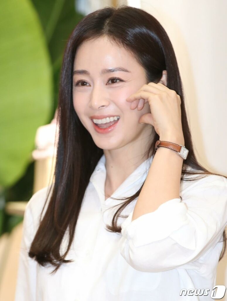 Bà xã Bi Rain dường như không có dấu hiệu tuổi tác dù đã bước sang tuổi 44. Bà xã Bi Rain dường như không có dấu hiệu tuổi tác dù đã bước sang tuổi 44.