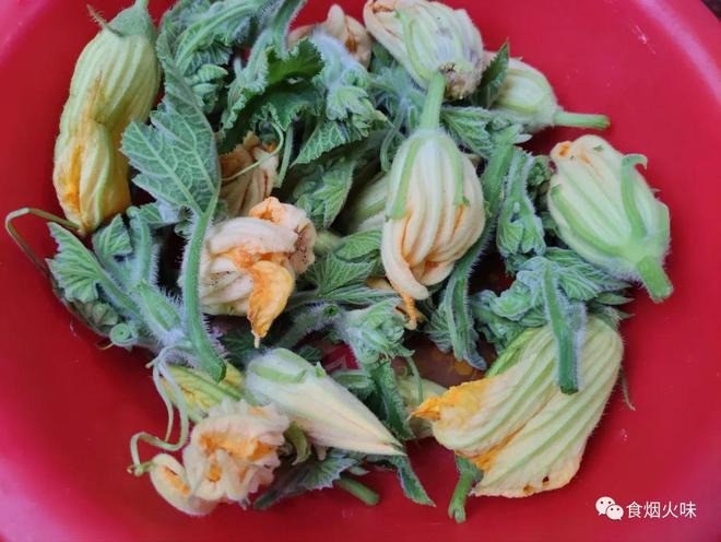 Hoa bí ngô thơm ngon, dễ chế biến. Hoa bí ngô thơm ngon, dễ chế biến.