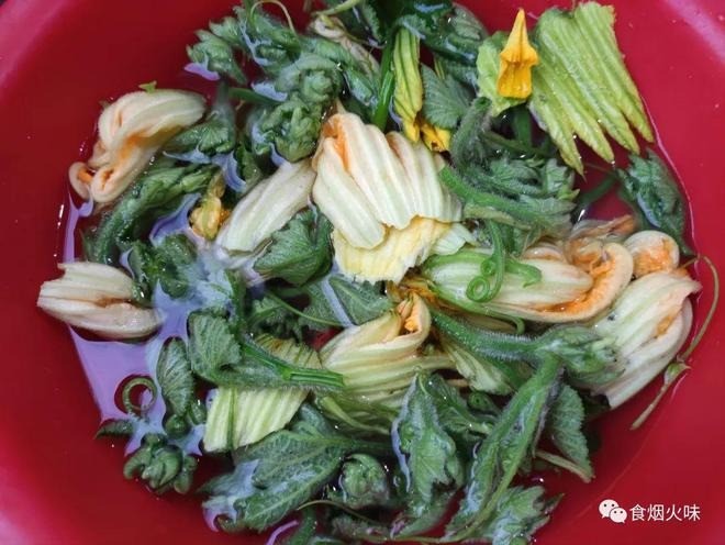 Ngâm hoa với nước muối để loại bỏ côn trùng, sâu bọ. Ngâm hoa với nước muối để loại bỏ côn trùng, sâu bọ.