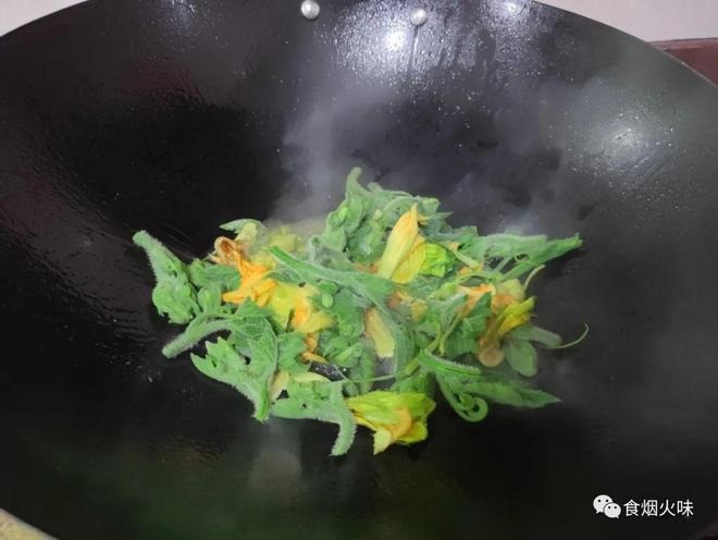 Cho hoa bí ngô đã nhặt bỏ vỏ, rửa sạch vào xào cùng tỏi phi thơm. Cho hoa bí ngô đã nhặt bỏ vỏ, rửa sạch vào xào cùng tỏi phi thơm.