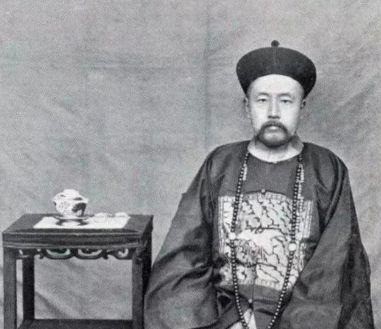 Đoan Phương, cựu Tổng đốc Lưỡng Giang sau đó bị giáng chức vì hành vi của mình. Đoan Phương, cựu Tổng đốc Lưỡng Giang sau đó bị giáng chức vì hành vi của mình.