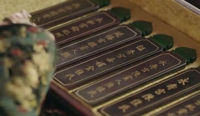 Lật thẻ bài là cách chọn người thị tẩm được nhiều hoàng đế sử dụng. Chúng ta có thể thấy cảnh này trong các bộ phim cổ trang lấy bối cảnh thời nhà Thanh. Ảnh minh họa: Internet Lật thẻ bài là cách chọn người thị tẩm được nhiều hoàng đế sử dụng. Chúng ta có thể thấy cảnh này trong các bộ phim cổ trang lấy bối cảnh thời nhà Thanh. Ảnh minh họa: Internet