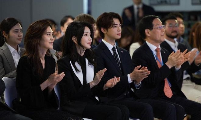 Bộ 3 nhân vật nổi tiếng và quyền lực tại Hàn Quốc, từ trái qua phải: Công chúa Samsung Lee Boo Jin, Đệ nhất phu nhân Kim Keon Hee, nam idol Cha Eun Woo. Bộ 3 nhân vật nổi tiếng và quyền lực tại Hàn Quốc, từ trái qua phải: Công chúa Samsung Lee Boo Jin, Đệ nhất phu nhân Kim Keon Hee, nam idol Cha Eun Woo.