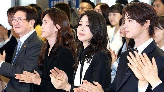 Cha Eun Woo nổi bật giữa màn so kè nhan sắc của 2 người phụ nữ quyền lực nhất Hàn Quốc - Ảnh 1 Cha Eun Woo nổi bật giữa màn so kè nhan sắc của 2 người phụ nữ quyền lực nhất Hàn Quốc - Ảnh 1