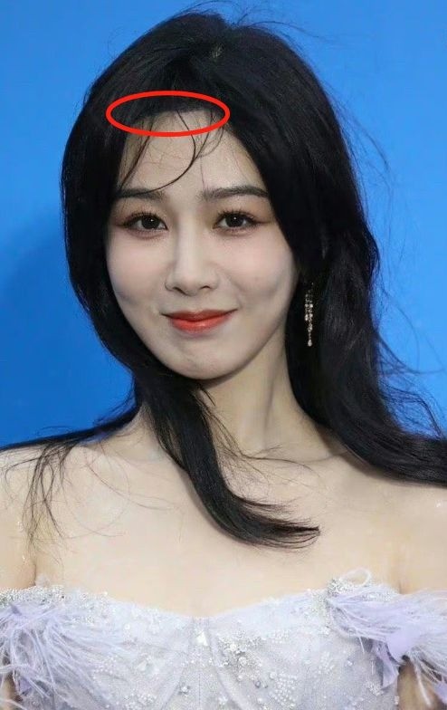 Dương Tử lộ đường chân tóc giả tại sự kiện. Dương Tử lộ đường chân tóc giả tại sự kiện.